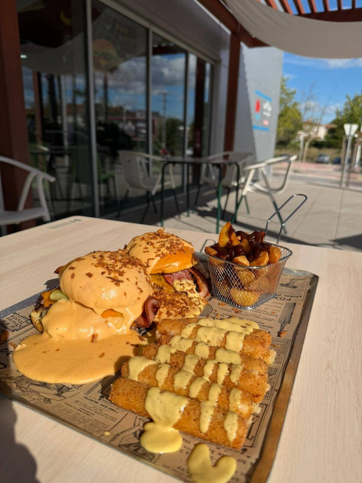 Promoción de hamburguesa con patatas y bebida